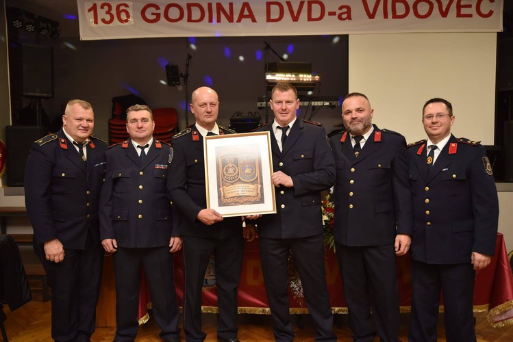 Kruna desetljeća suradnje: Potpisana Povelja o bratimljenju između DVD-a Buševec i DVD-a Vidovec