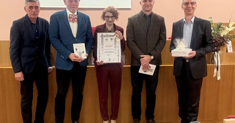 Nagrada "Albatros" u rukama Marijane Balog-Parazajde