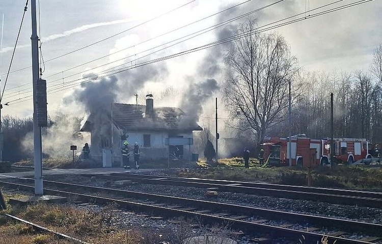 FOTO Upravo: Gori željezničkarska kuća kod pruge u Turopolju