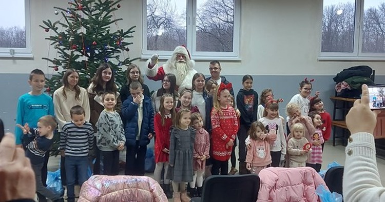 Djed Božićnjak razveselio mališane Cerovskog vrha