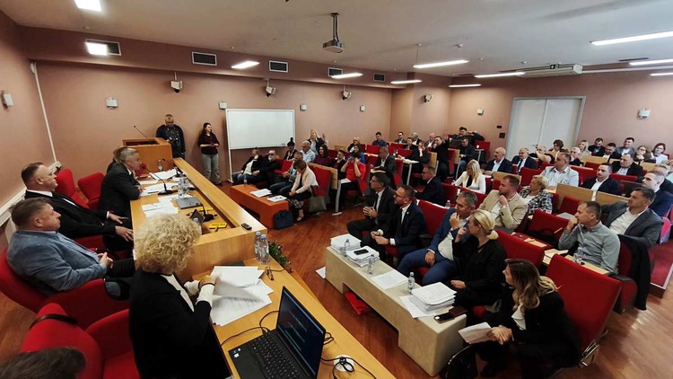 Uz raspravu prihvaćeno polugodišnje izvješće o izvršenju Proračuna