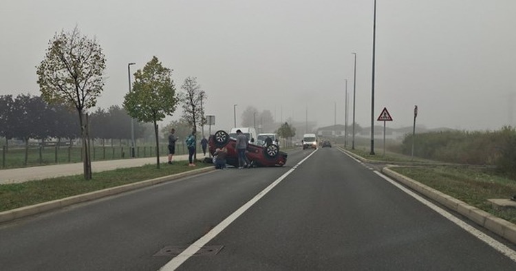 Prometna nesreća u Poštanskoj ulici, automobil se prevrnuo, žurne službe na terenu