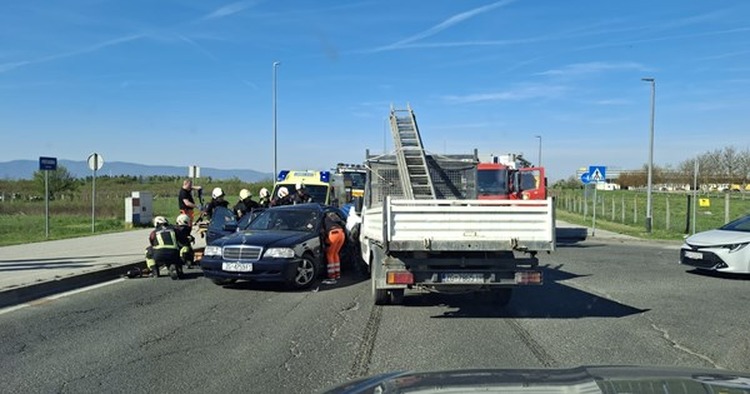 Prometna na nadvožjnaku prema Gradićima, žurne službe na terenu