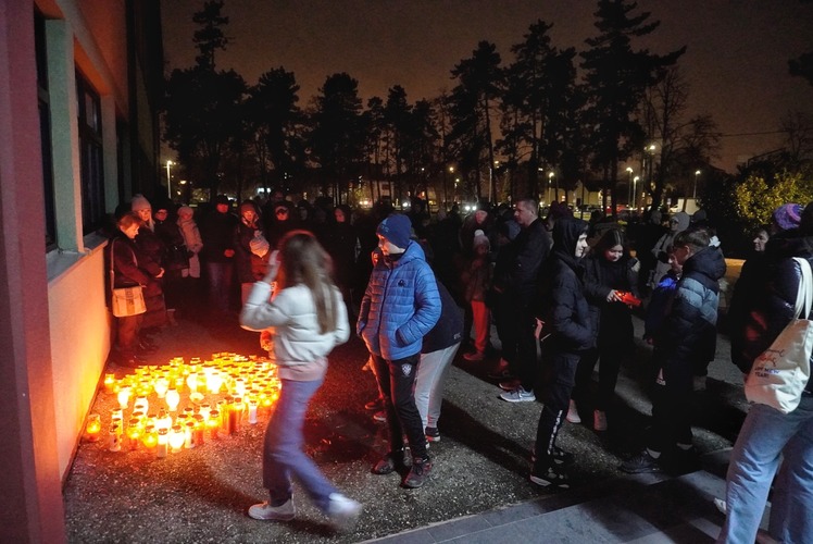 FOTO Velikogoričani se okupili ispred škola, palili svijeće u znak podrške