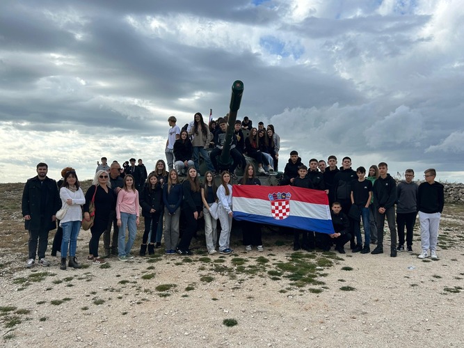 ['branitelji', 'domovinski rat', 'edukativni izlet', 'Hribarova škola', 'kultura sjećanja', 'osmaši', 'Škabrnja', 'terenska nastava', 'zadar']