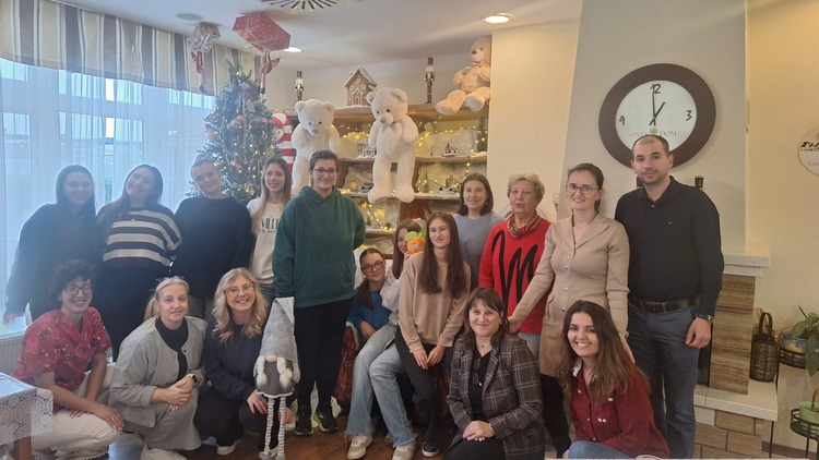 ['božićni ukrasi', 'deset godina djelovanja', 'Dom Oaza', 'ekonomska škola velika gorica', 'Međunarodni dan volontera', 'radionica', 'Volonterski klub', 'volonterstvo']