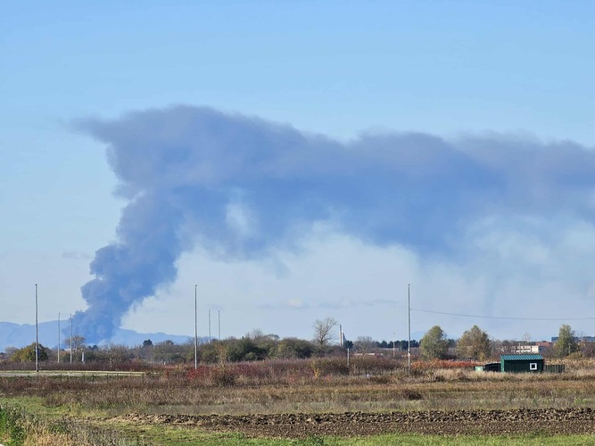 ['gusti dim', 'hitne službe', 'Pneumatik', 'požar', 'skladište guma', 'sveta nedelja', 'vatrogasci', 'Velika Gorica']