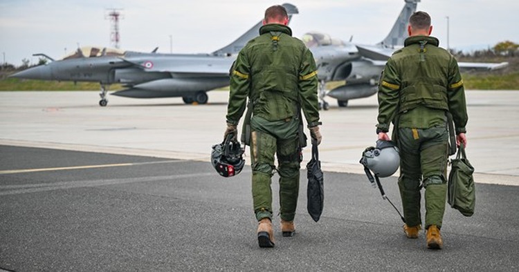 Hrvatski i francuski piloti Rafalea u zajedničkoj vježbi u vojarni na Plesu
