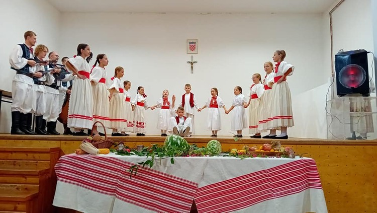 ['dječji folklor', 'dječji folklorni susreti']