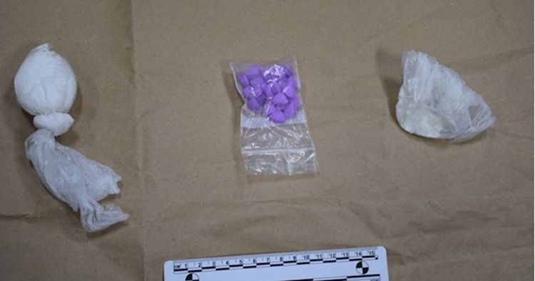 Neprijavljeno boravio i dilao drogu: Policija kod 42-godišnjaka pronašla amfetamin i MDMA