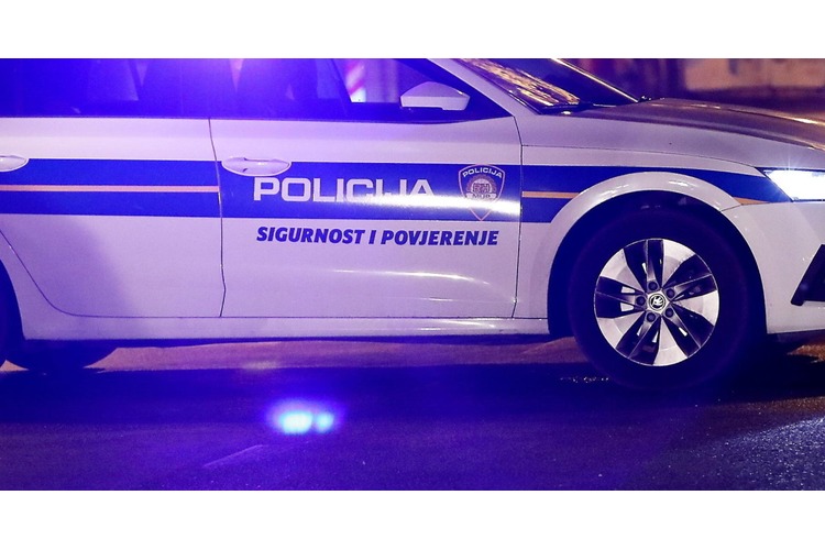 ['Prometna nesreća', 'Autocesta A11', 'Velika Gorica', 'motociklist poginuo', 'policijski očevid', 'obustava prometa', 'smjer Zagreb', 'crna kronika', 'nesreća osobnog automobila i motocikla']