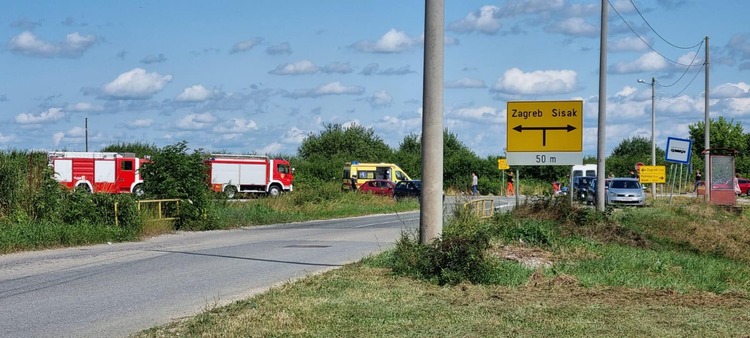 ['kod skretanja za Mraclin', 'ozlijeđene dvije osobe', 'policijski očevid u tijeku', 'prometna nesreća']