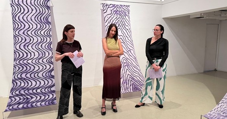 „Boginja” u Galženici: svila, prirodni pigmenti i drevni simboli u postavu Ane Ratković Sobota