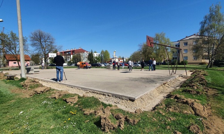 ['Gradska četvrt Braća Radić', 'Josip Kolić', 'košarkaško igralište', 'Tomislavgrad']