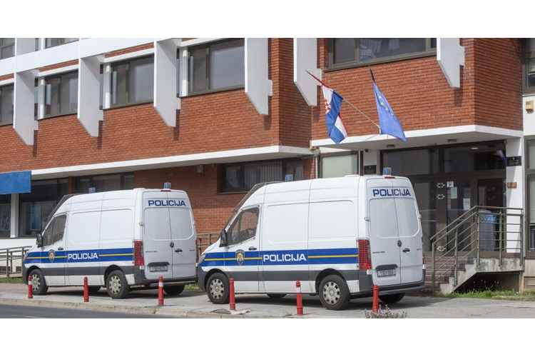 ['Velika Gorica', 'razbojništvo', 'napad u kafiću', 'motociklističke skupine', 'policijska istraga', 'lakše ozlijeđeni', 'Privođenja', 'krađa', 'javni red i mir', 'kazneno djelo']