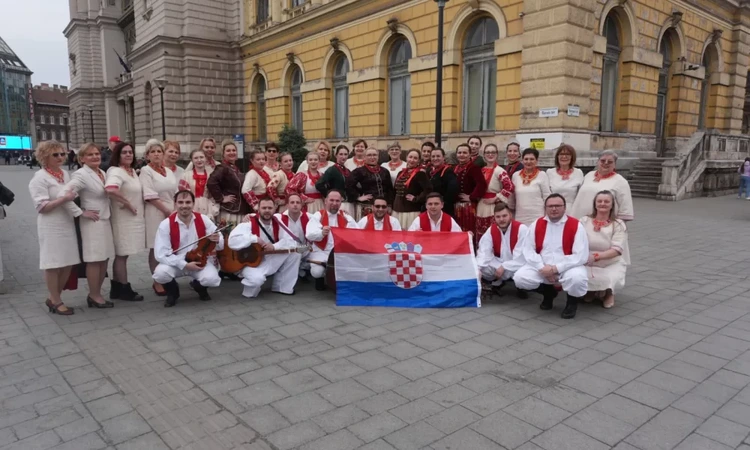 Mraclinci u Budimpešti zaigrali kolo na željezničkom kolodvoru