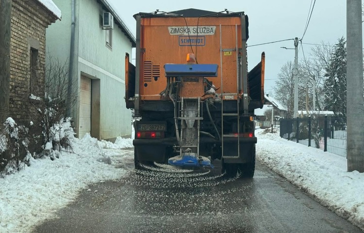 Zimska služba VG Komunalca na terenu zbog mogućnosti poledice