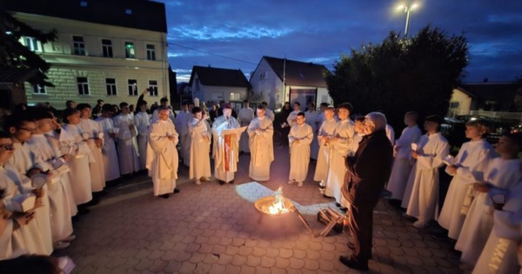 Biskup Šaško predvodio Vazmeno bdjenje u Župi Navještenja BDM