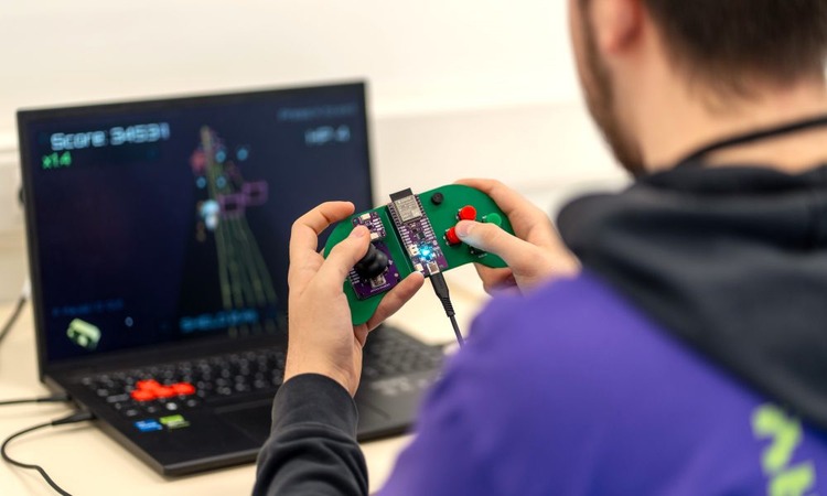 Održan najveći srednjoškolski hackathon u Hrvatskoj – 100 učenika izradilo vlastite joysticke!