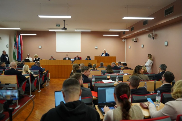 ['Damir Slojšek', 'dizala', 'dnevni red', 'gradsko vijeće', 'Ivana Mlinar', 'jagodno', 'krešimir ačkar', 'nogometni kamp', 'proračun', 'sjednica', 'solarne elektrane']