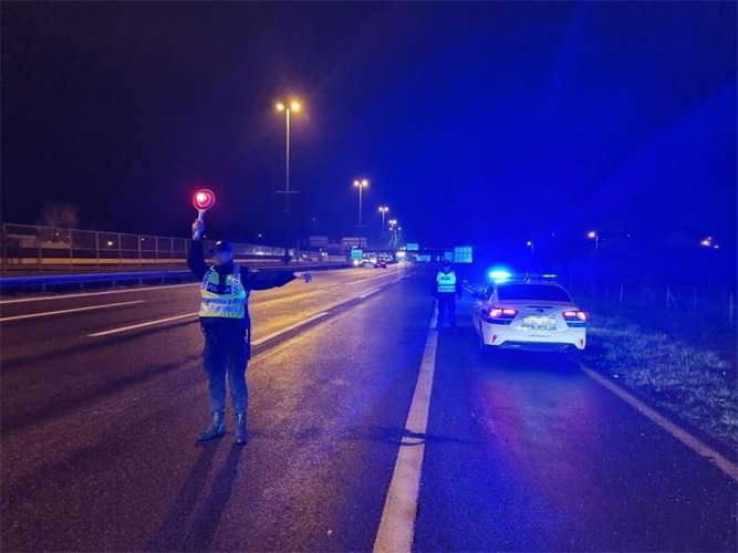 ['odbijanje alkotesta', 'prekršajni sud', 'Sajmišna ulica', 'uvjetna osuda', 'vrijeđanje policije', 'zabrana upravljanja']