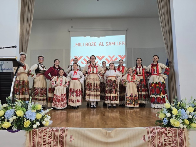 ['kulturna baština', 'lekenik', 'mili bože al sam lepa', 'revija narodnih nošnji', 'tradicija']