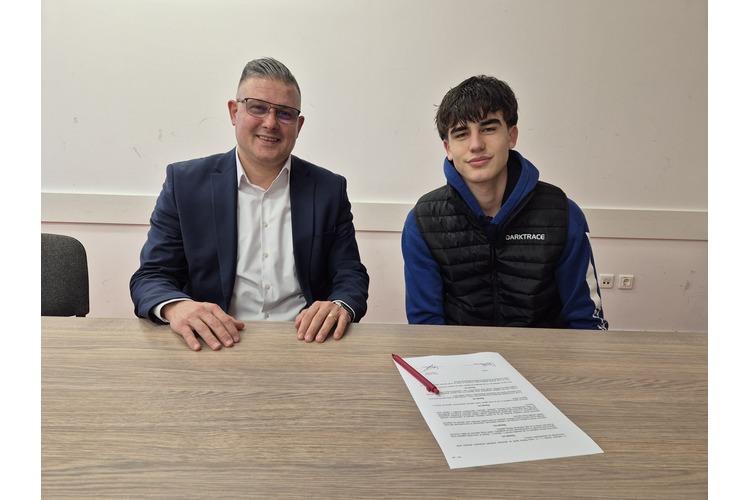 ['Dominik Živanović', 'Petar Gruja', 'Seniorski ugovor']