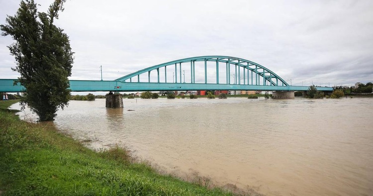 ['očevid', 'zapaljen', 'vukovina', 'velika gorica', 'nasip', 'kanal', 'napad']