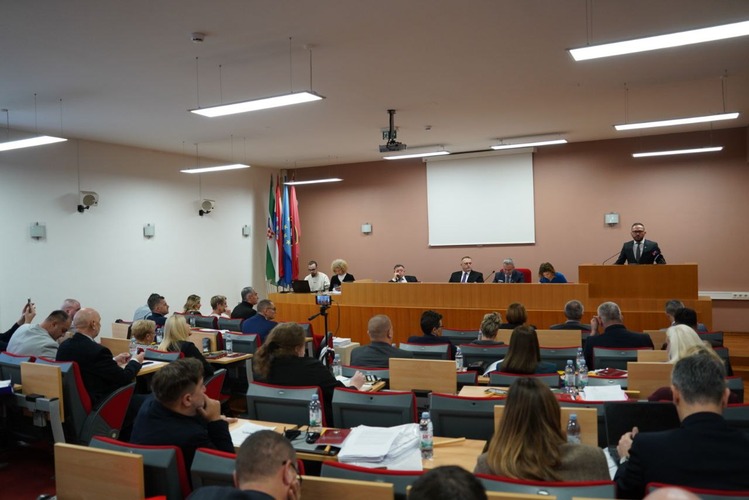 ['dnevna bolnica', 'gradsko vijeće', 'komunalni projekti', 'krešimir ačkar', 'oporba', 'proračun 2026', 'rebalans proračuna', 'škole', 'socijalne mjere', 'vrtići']