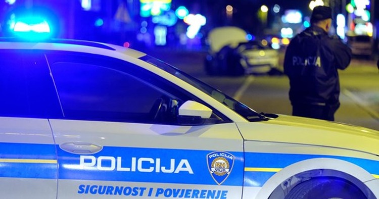 Dramatična potjera na goričkim ulicama: Policajac skočio na haubu automobila kako bi izbjegao nalet