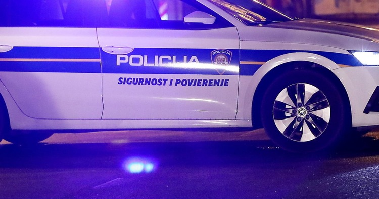 ['Prometna nesreća', 'Autocesta A11', 'Velika Gorica', 'motociklist poginuo', 'policijski očevid', 'obustava prometa', 'smjer Zagreb', 'crna kronika', 'nesreća osobnog automobila i motocikla']