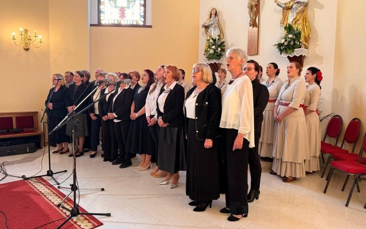 VIDEO Tamburaški orkestar HRT-a održao koncert u Kravarskom u spomen na Ivana Potočnika