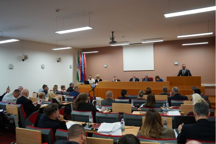 ['dnevna bolnica', 'gradsko vijeće', 'komunalni projekti', 'krešimir ačkar', 'oporba', 'proračun 2026', 'rebalans proračuna', 'škole', 'socijalne mjere', 'vrtići']