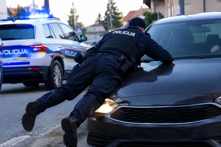 Vozač u Velikoj Gorici krenuo autom na policajca: Spasio se skokom na haubu