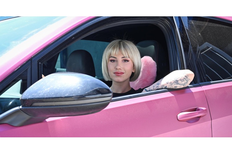 ['Stela\xa0Rade', 'Velika Gorica', 'ružičasti automobil', 'nagradna igra', 'Car Experience Edition', 'Domaća glazba', 'Zabava']