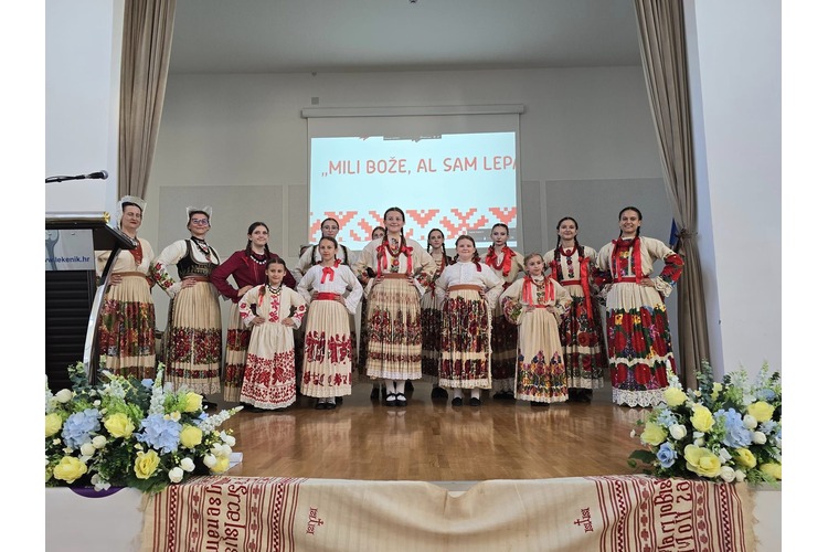 ['kulturna baština', 'lekenik', 'mili bože al sam lepa', 'revija narodnih nošnji', 'tradicija']