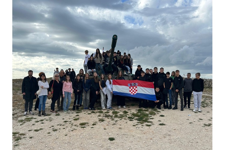 ['branitelji', 'domovinski rat', 'edukativni izlet', 'Hribarova škola', 'kultura sjećanja', 'osmaši', 'Škabrnja', 'terenska nastava', 'zadar']