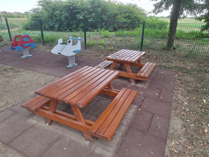Ukradeni stol i klupice vraćeni u park Dječjeg vrtića Lojtrica