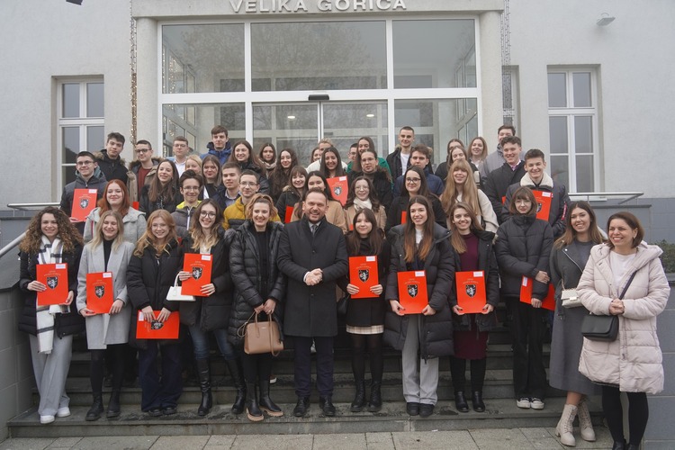 ['obrazovne naknade', 'srednjoškolci']