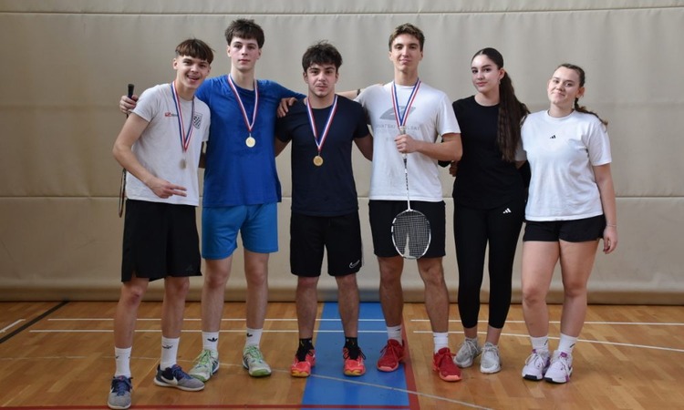 FOTO Djevojke iz Ekonomske i mladići iz Zrakoplovne pobjednici gradskog natjecanja srednjih škola u badmintonu
