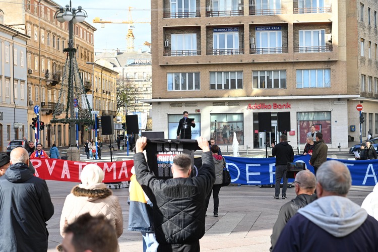 Osuđen čovjek koji je u centru Rijeke nosio znakove HOS-a i ZDS-a: vikao je da je “skoro zaklana časna sestra”