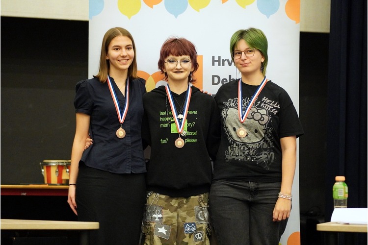 ['ad-hoc debata', 'debatni klub velika gorica', 'društveni angažman', 'feministička teza', 'kritičko mišljenje', 'Lucija Biankini', 'Melani Kraljević', 'Newb 2025', 'Petra Melvin Cruickshank', 'srednjoškolska debata', 'Velika Gorica']