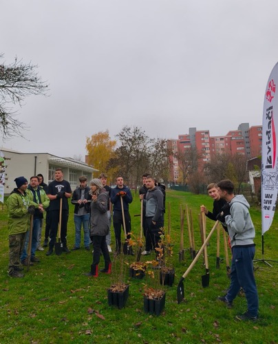 ['hrast lužnjak', 'okoliš škole', 'sadnja drveća', 'Srednja strukovna škola Velika Gorica', 'šumoborci', 'učenici', 'Velika Gorica', 'volontiranje']