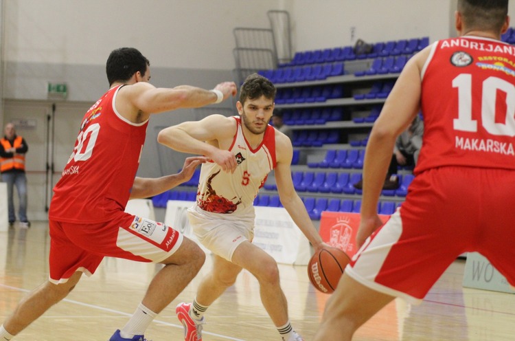 ['Borna Dramalija', 'Damir Miljković', 'Filip Kalajžić', 'KK Amfora', 'Pobjeda', 'Prva liga']