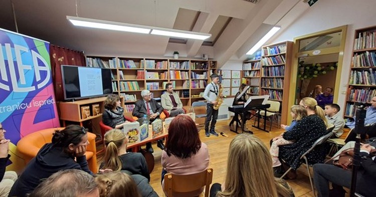 FOTO/VIDEO Božidar Prosenjak i učenici UŠ Franje Lučića predstavili "Dječji orkestar" - uvertira u proslavu jubileja Dječjeg odjela Gradske knjižnice