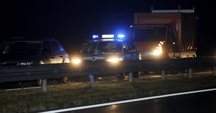 ['Velika Gorica', 'Policijska postaja Velika Gorica', 'zagrebačka policija', 'kaznena prijava', 'Prometna nesreća', 'prisila prema službeniku', 'bijeg od policije', 'pritvor', 'Ulica Ljudevita Posavskog', 'Ulica Antuna plemenitog Zdenčaja']