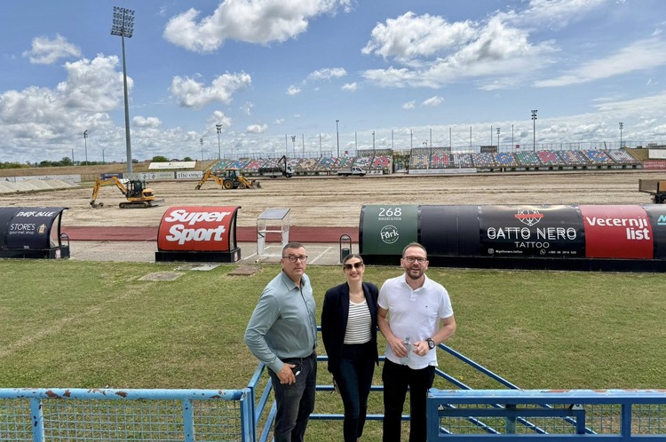 ['Gradski stadion', 'novi travnjak', 'obnova gradskog stadiona', 'Velika Gorica']