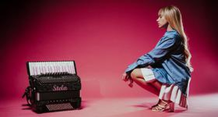 ['showbiz', 'stela rade music show: car experience edition', 'stela rade']