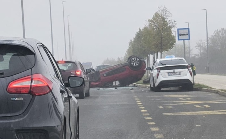 FOTO Prometna nesreća u Poštanskoj, jedan auto na krovu