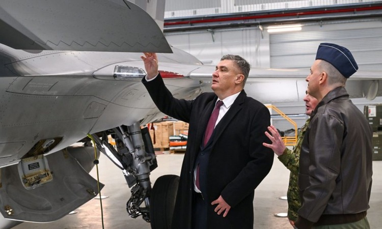 [FOTO/VIDEO] Milanović obišao vojne pilote: Razgledao Rafale i dronove Bayraktare